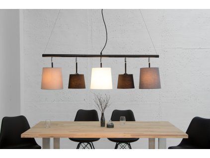 Designové závěsné svítidlo složené z pěti stínidel různých barev.