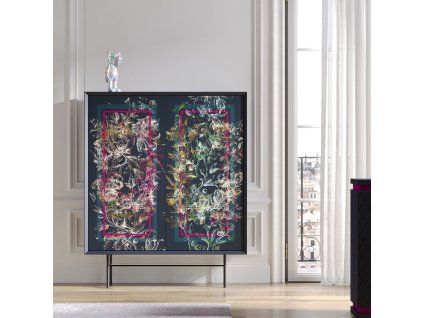 Elegantní vysoká komoda v barevném provedení Azul Grey interior Rosa Fluor v interiéru