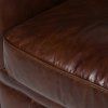 Detail pravé kůže a prošívání Chesterfield