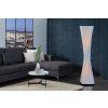Designová bílá stojací lampa z latexového materiálu.